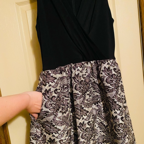 It has pockets! - Picture 3 of 5